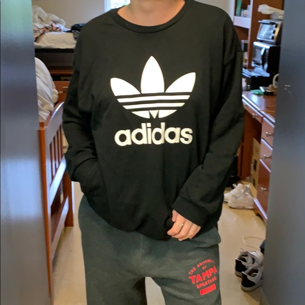 black adidas sweatshirt w pockets